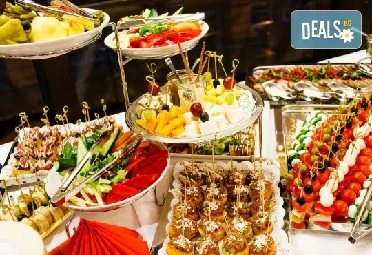 "Модерен рожден ден" с 150 броя коктейлни хапки в 5 плата от Деличи кетъринг