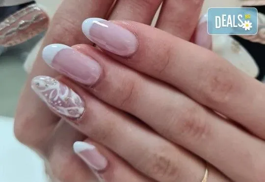 Френски маникюр с гел лак и 2 декорации в Art beauty studio S&D