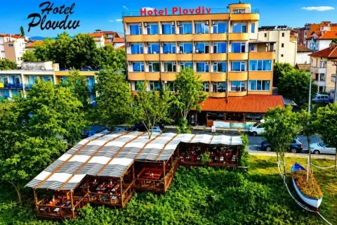 Почивка от ноември в Приморско: Нощувка на човек със закуска и вечеря от хотел Пловдив