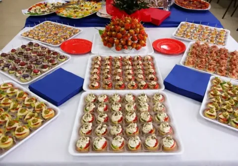 За Вашето незабравимо парти - 90, 120 или 150 бр. вкусни солени коктейлни хапки от Мечо Фууд & Кетъринг