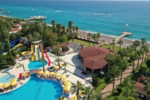 На първа линия в Алания, Турция: Автобусен транспорт + 7 Ultra All Inclusive нощувки на човек + басейни и водни пързалки в PERRE DELTA RESORT & SPA 5*. Дете до 11.99 г. БЕЗПЛАТНО!